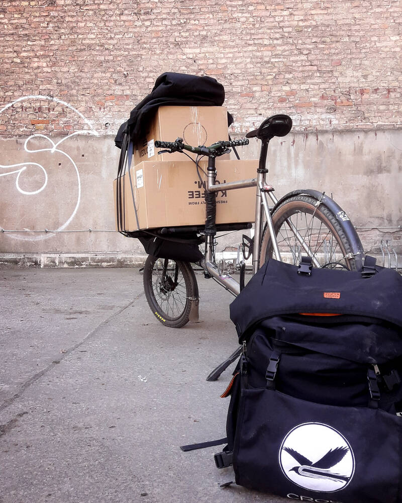 Beladenes Cargobike mit Kaffeelieferung und CROW-Tasche